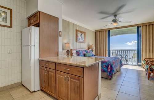 Historic Lahaina Front Street Condo | 6 th floor ocean front condo Best ocean views. Parking is extra.