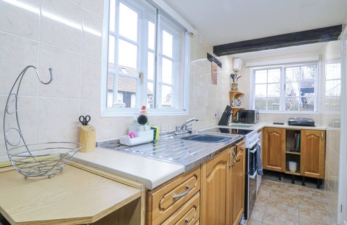 Broom Cottage | 68 GREAT NORTH ROAD, pet friendly, with a garden in Eaton Socon