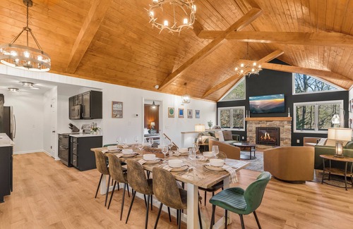 Massanutten House | 6BR Designer Home in Massanutten with Hot Tub, Sauna