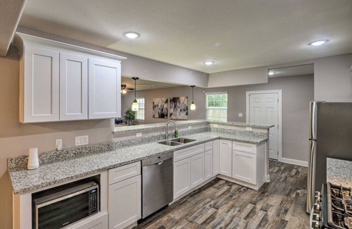 Southeast Houston House | 6BR Family-Friendly - Foosball, Pool & Ping-Pong