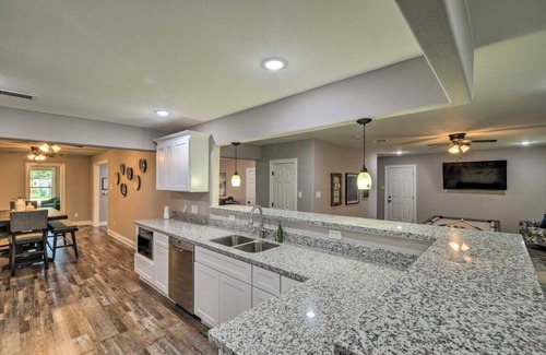 Southeast Houston House | 6BR Family-Friendly - Foosball, Pool & Ping-Pong