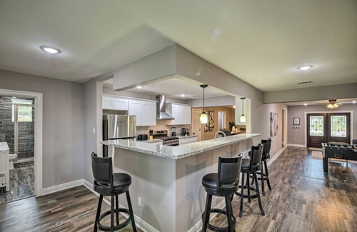 Southeast Houston House | 6BR Family-Friendly - Foosball, Pool & Ping-Pong