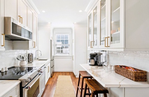 Cannonborough Elliotborough House | 6C at StPhilipSquare, One Block to King, Classic Charleston Comfort