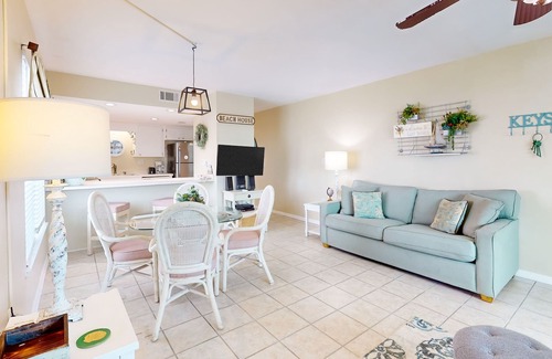 Gulf Shores Condo | 6th-floor condo with pool, central A/C, free WiFi, balcony, & views