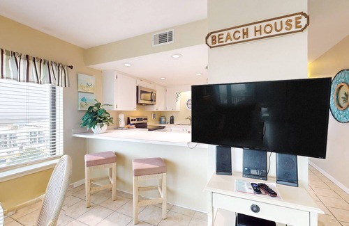 Gulf Shores Condo | 6th-floor condo with pool, central A/C, free WiFi, balcony, & views