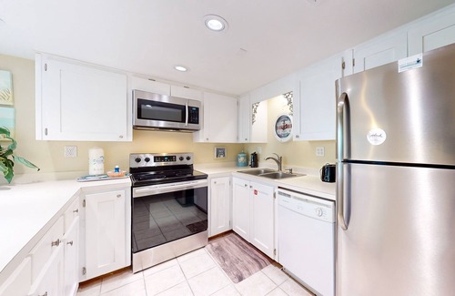 Gulf Shores Condo | 6th-floor condo with pool, central A/C, free WiFi, balcony, & views