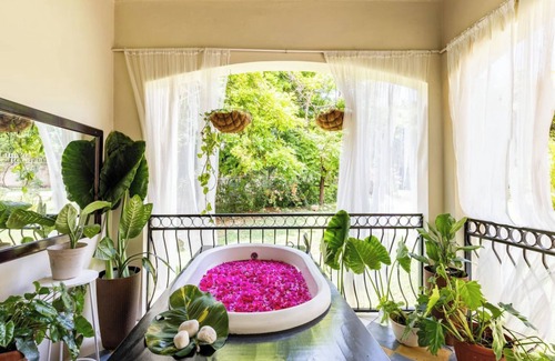Runaway Bay Villa | 7 bdr mansion w. staff & private beach, VIP beach club w.pool & excursion incl.