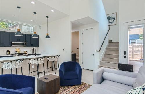 Austin House | 7 BDRM Compound Near DT Austin With Brand New Pool