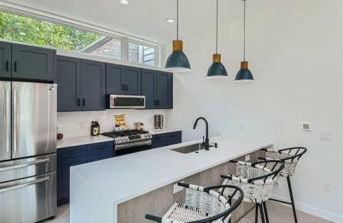 Austin House | 7 BDRM Compound Near DT Austin With Brand New Pool