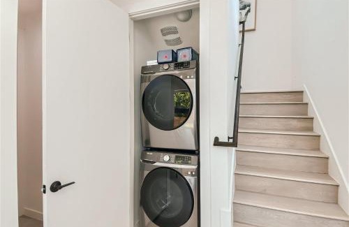 Austin House | 7 BDRM Compound Near DT Austin With Brand New Pool