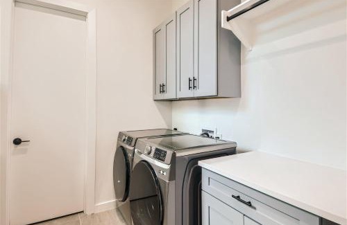 Austin House | 7 BDRM Compound Near DT Austin With Brand New Pool