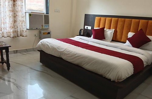 Ayodhya Hotel | 7-bedroom hotel in Ayodhya with AC Hotel Abhinandan palace ram mandir by 500 mtr