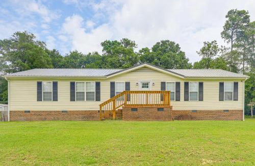 Sneads Ferry House | 7 Mi to Beach! Sneads Ferry Family Home with Hot Tub