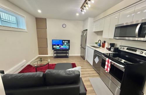 Regina House | 7 minutes drive from the airport. One bedroom cozy apartment.