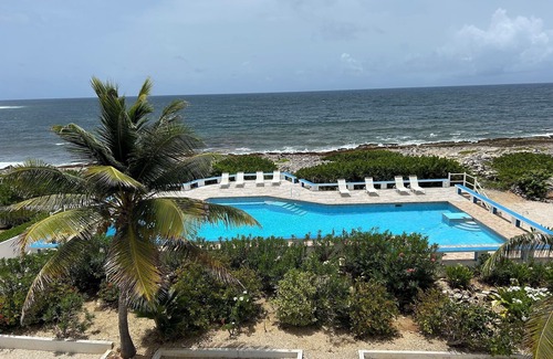 Sandy Hill Condo | 7 Summers. Renovated studio with WIFI, AC, Pool, rooftop deck & amazing views!
