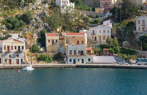 Symi Apartment | 70 m² Apartment ∙ 2 bedrooms ∙ 4 guests