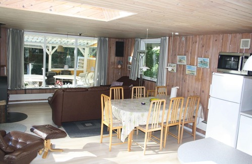 Ronbjerg Cottage | 72 m2 lovely summer cottage situated on 2,850 m2 nature ground. Near the beach.