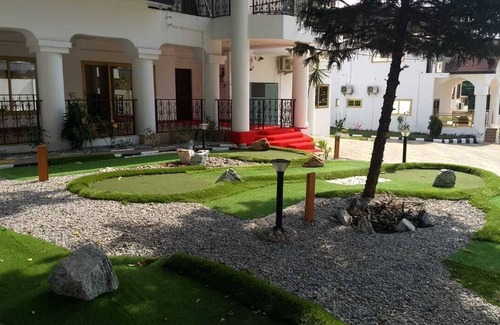 Accra House | 7bed Lux House-B w/Pool & Mini-Golf-Walk to Airport