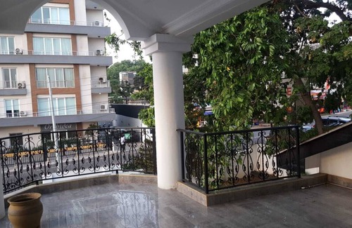 Accra House | 7bed Lux House-B w/Pool & Mini-Golf-Walk to Airport