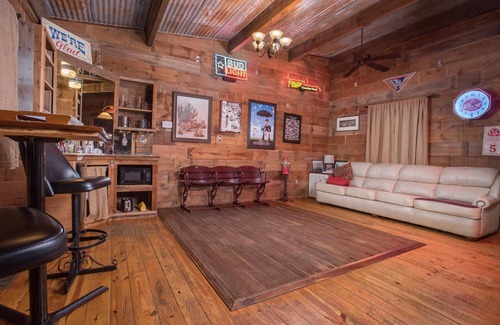 Wellborn Cabin | 7F Lodge - Sully's Place An Aggie Tradition with Aggie Style w/outdoor Jacuzzi and Breakfast