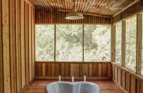 Wellborn Cabin | 7F Lodge - Sully's Place An Aggie Tradition with Aggie Style w/outdoor Jacuzzi and Breakfast