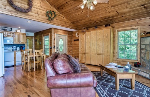 Gatlinburg - Pigeon Forge Cabin | 7mins to Smokies Secluded Mountain view Romantic sunsets with hot tub