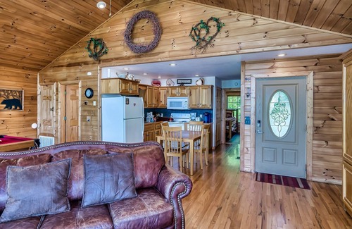 Gatlinburg - Pigeon Forge Cabin | 7mins to Smokies Secluded Mountain view Romantic sunsets with hot tub