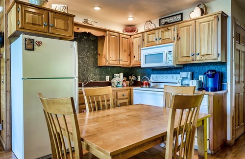 Gatlinburg - Pigeon Forge Cabin | 7mins to Smokies Secluded Mountain view Romantic sunsets with hot tub