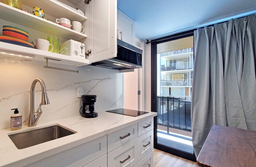 Waikiki Apartment | 7th floor Dreamy King bed Studio plus Futon and all modern touches