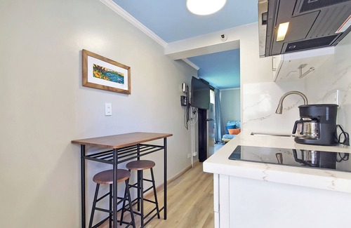 Waikiki Apartment | 7th floor Dreamy King bed Studio plus Futon and all modern touches