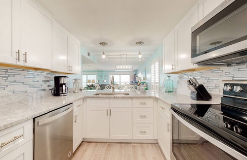 Destin Condo | 7th-floor Gulf-front Condo in heart of Destin with pool & beach boardwalk