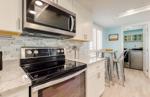 Destin Condo | 7th-floor Gulf-front Condo in heart of Destin with pool & beach boardwalk