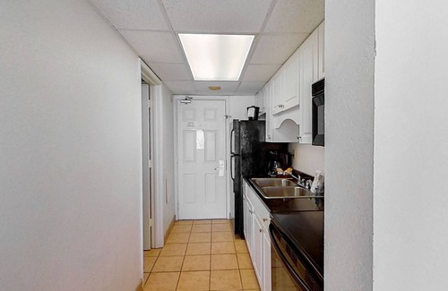 Myrtle Beach Apartment | 7th-Floor, Oceanfront, Snowbird-Friendly Studio w/AC, WiFi, Shared Pool/Hot Tub