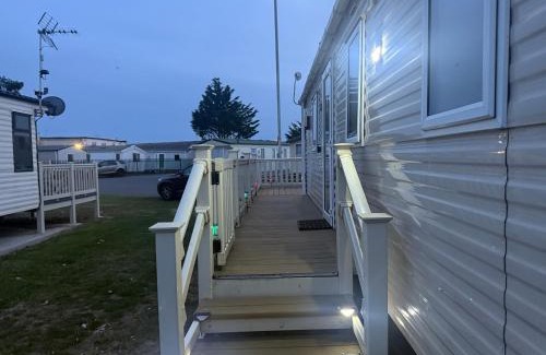 Clacton-on-Sea Resort | 8 Bed Sun Decked Caravan Unlimited High speed Wifi and fun at Seawick Holiday Park