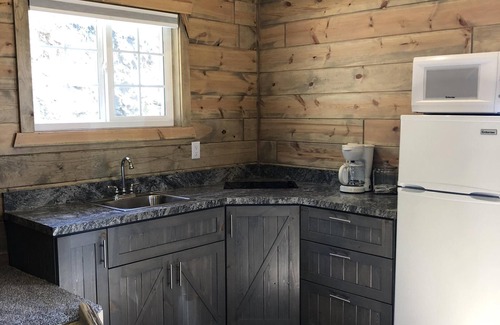 Rapid City Cabin | 8 miles to Mount Rushmore - Sleeps 2 to 6