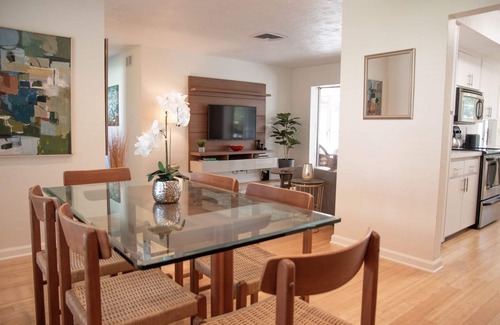 Bradenton House | 8 mins to beach! Pool, Shops, Restaurants, Keyless Entry