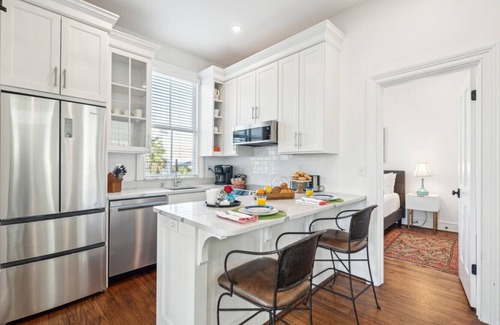 Cannonborough Elliotborough House | 8C at Saint Philip Square, One Block to King, Bright Enchanting Top Floor Apt