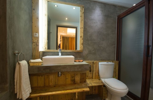 Port Louis House | 9 Chambres d'hotes in a beautiful villa with swimming pool and bar with table dhote