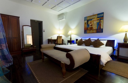 Port Louis House | 9 Chambres d'hotes in a beautiful villa with swimming pool and bar with table dhote