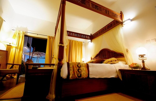 Port Louis House | 9 Chambres d'hotes in a beautiful villa with swimming pool and bar with table dhote