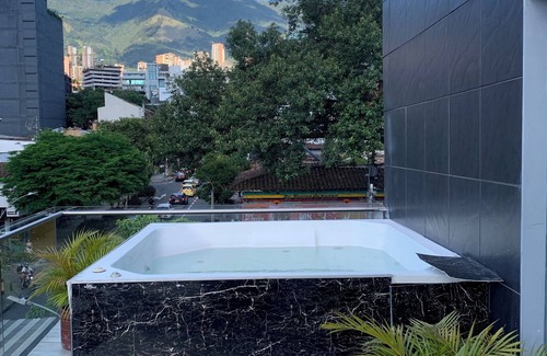 Patio Bonito Apartment | #9 Suite Icon @ Lleras Park 301