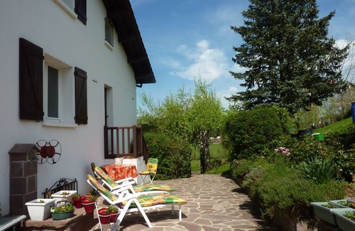 Saint-Jean-le-Vieux Apartment | 900m from the center of ST JEAN PIED DE PORT. All on foot. Superb view. 3*. Calm
