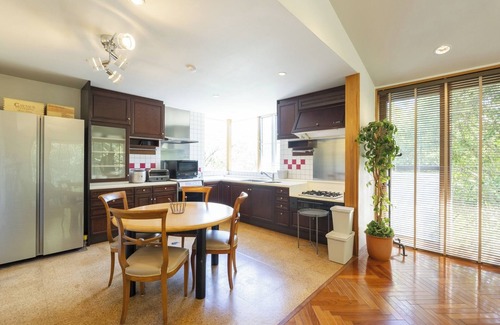 Tsuruichi Cho House | A 1330m2 garden resort surrounded by greenery A c - Mineyama Green Villa / Takamatsu Kagawa