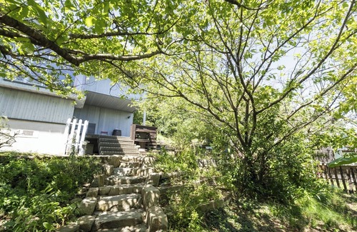 Tsuruichi Cho House | A 1330m2 garden resort surrounded by greenery A c - Mineyama Green Villa / Takamatsu Kagawa