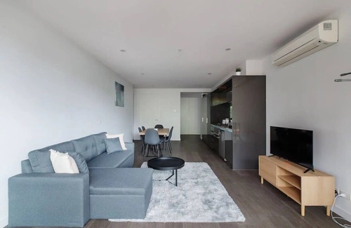 Parkville Apartment | A 3BR Apt Next to Melbourne Zoo, FREE Parking