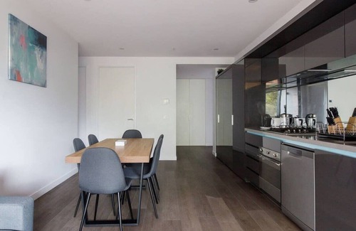 Parkville Apartment | A 3BR Apt Next to Melbourne Zoo, FREE Parking