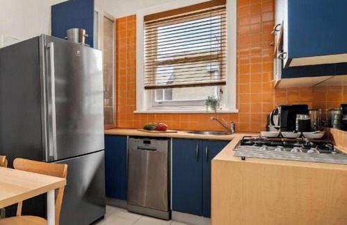 Albert Park Apartment | A+ Albert Park Art Deco Gem. Sleeps 5. Bevan4.