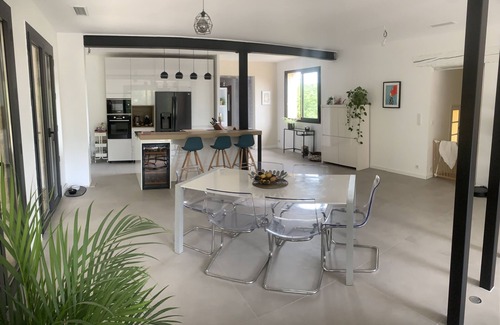 Saint-Clement-de-Riviere House | A balcony overlooking the pine forest