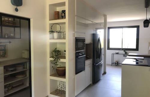 Saint-Clement-de-Riviere House | A balcony overlooking the pine forest