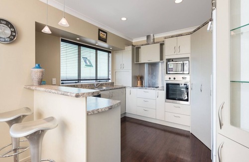 Papamoa Beach Cottage | A Beach Barn Haven - Papamoa Holiday Home